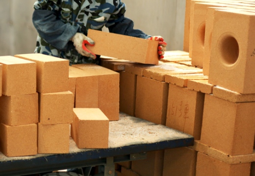 What are the common refractory materials?